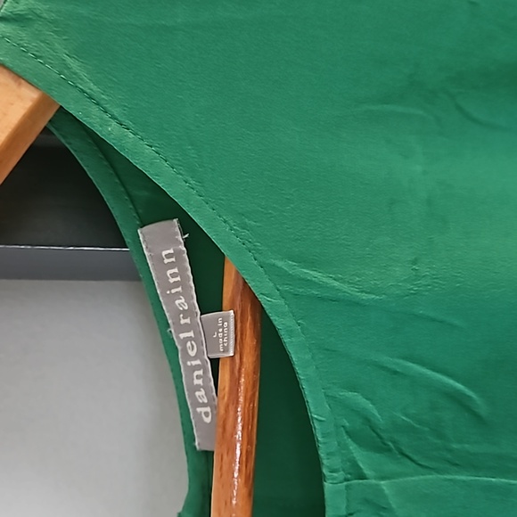 Silk sleeveless green blouse - Picture 2 of 3